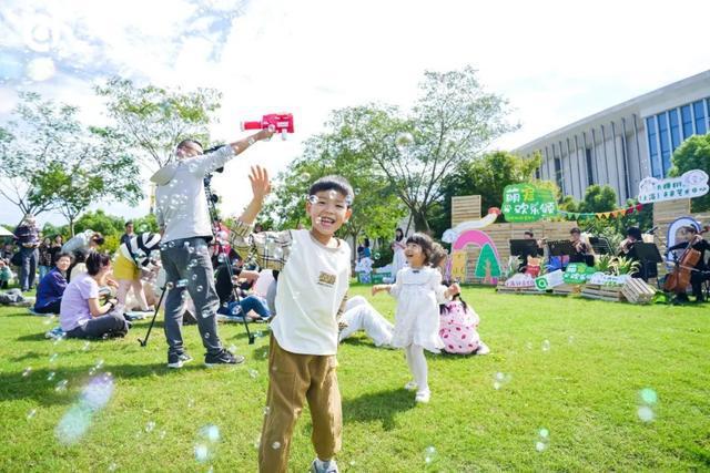 森林剧场迎来“毛孩子”九棵树举办首场萌宠音乐会→(图2)