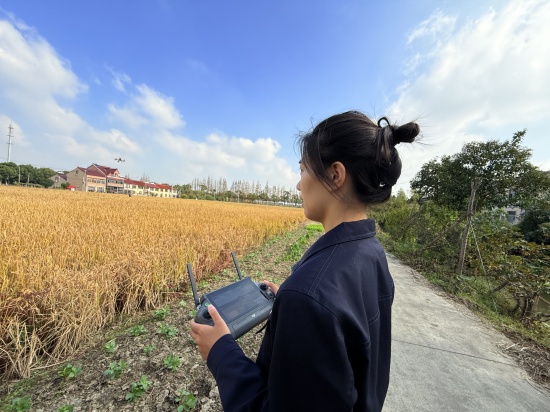 无人机女飞手播撒平安与温情(图2)