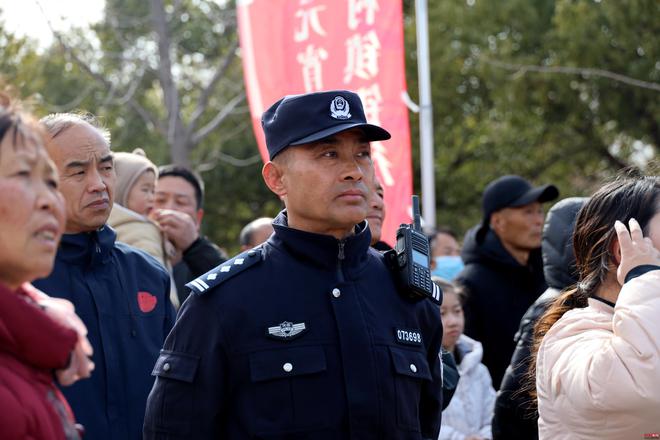 欢乐闹元宵社火“警”色浓——遂平公安全力护航社火展演活动(图3)